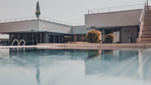 bilardo, bina, Yüzme havuzu içeren Ücretsiz stok fotoğraf
