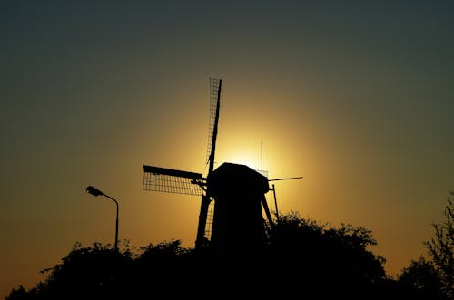 风车在日落时的剪影