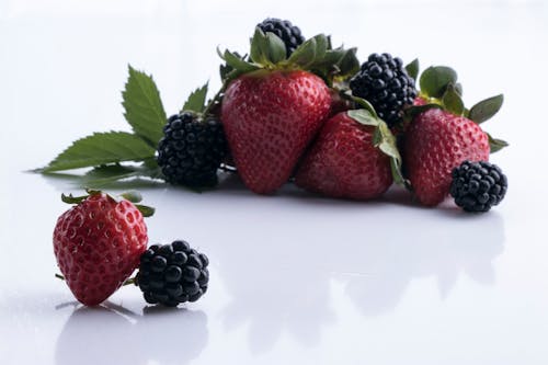白色表面上的草莓
