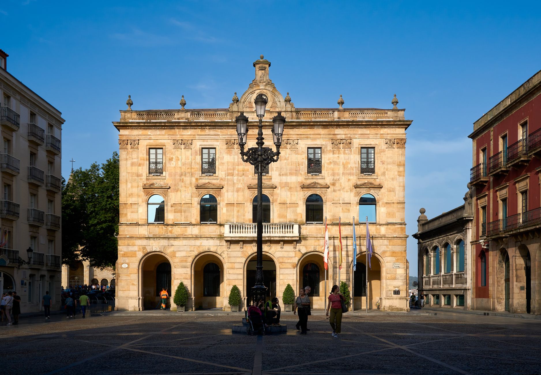 Spaans gemeentehuis ayuntamiento, loket voor verbouwingsvergunning aanvragen.