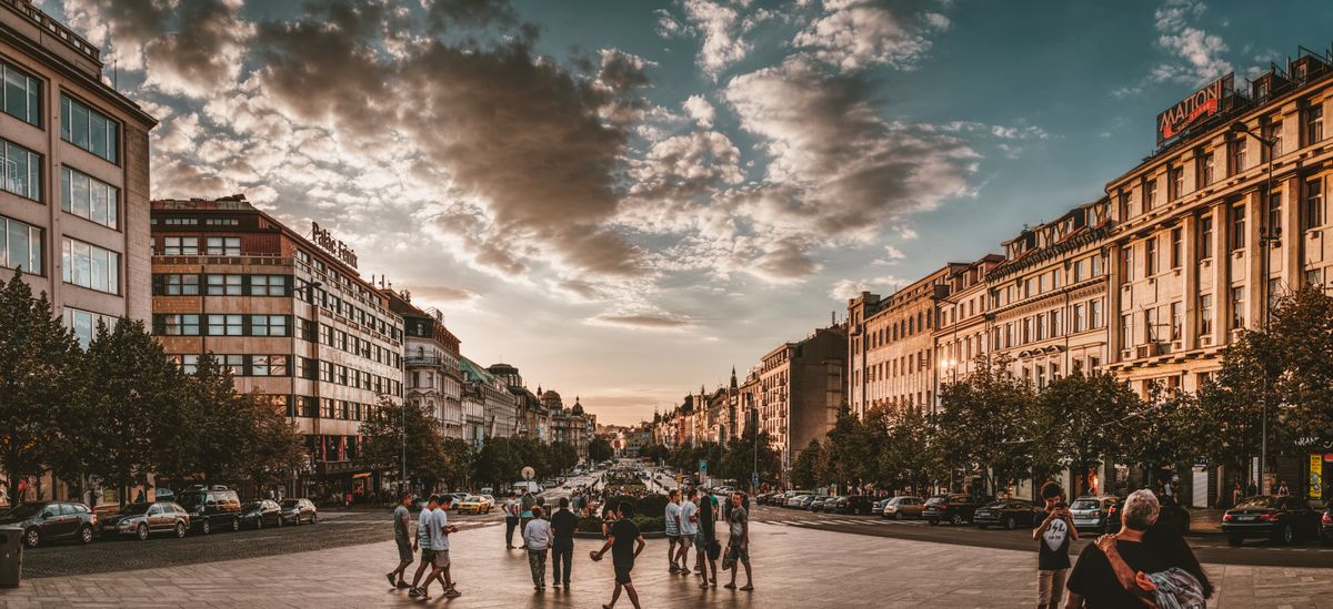 Panoramă largă peste Piața Wenceslas din Praga, cu clădiri istorice pe ambele laturi și Muzeul Național în capăt