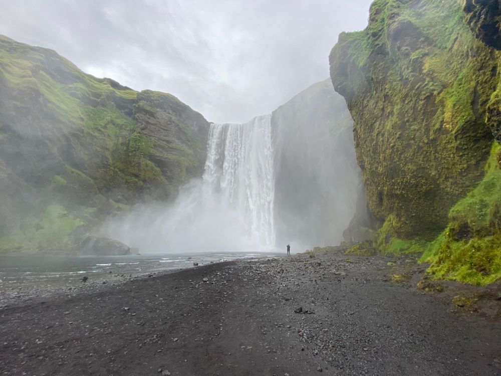 Cascada Skógafoss încadrată de faleze verzi, Islanda