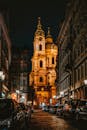 布拉格街道的夜间景观令人惊叹，一座精美的教堂矗立在中心