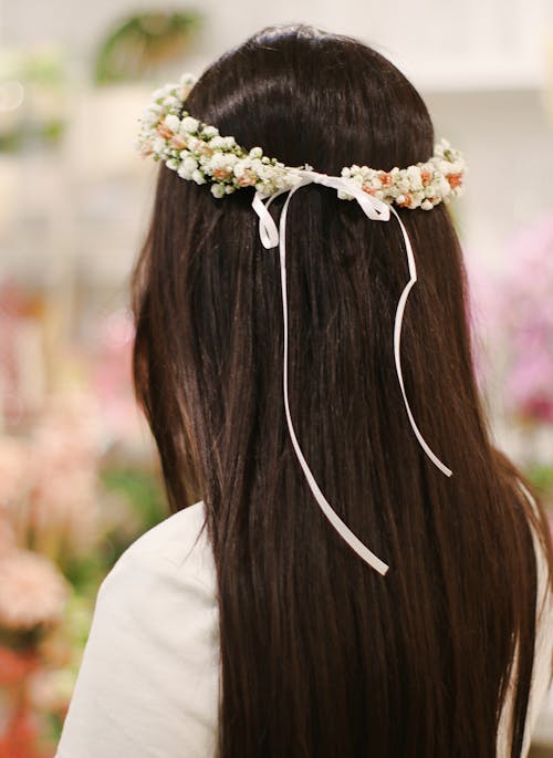 Photos gratuites de brune, cheveux longs, couronne de fleurs