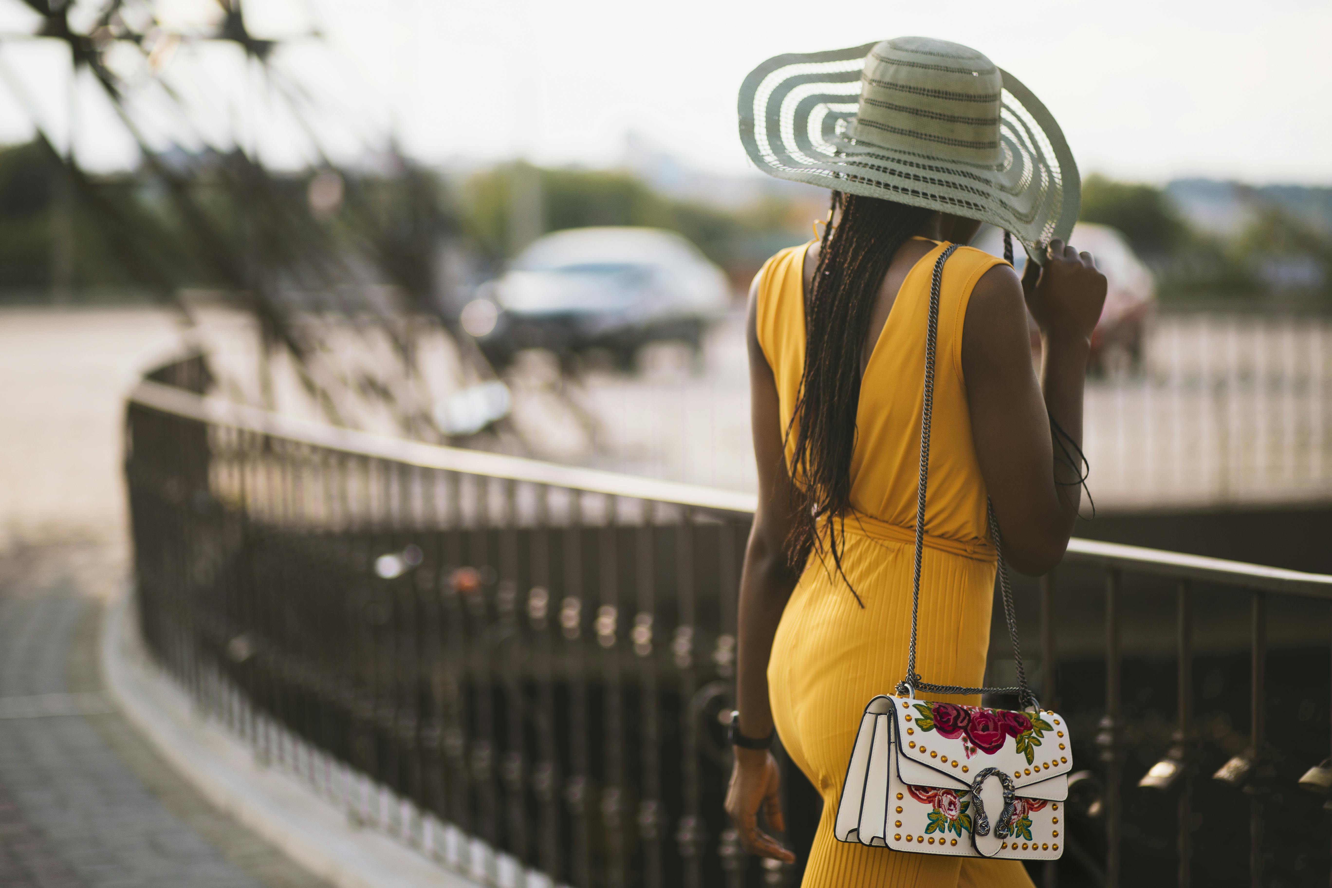 woman wearing fascinator