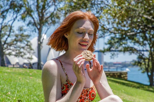 Gratis stockfoto met blanke vrouw, cookie, detailopname