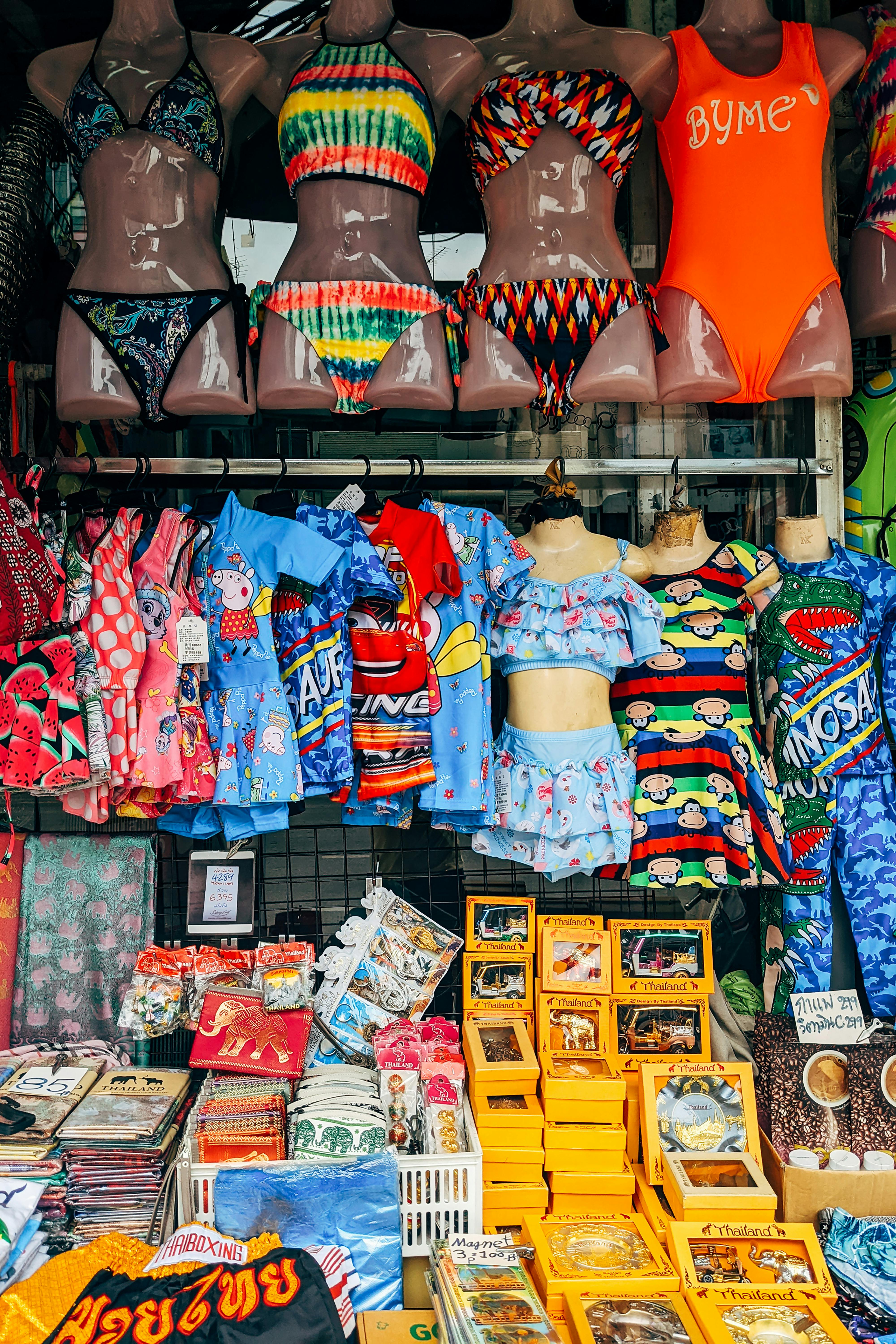 Mobil cihazda alışveriş yapan bir kadın