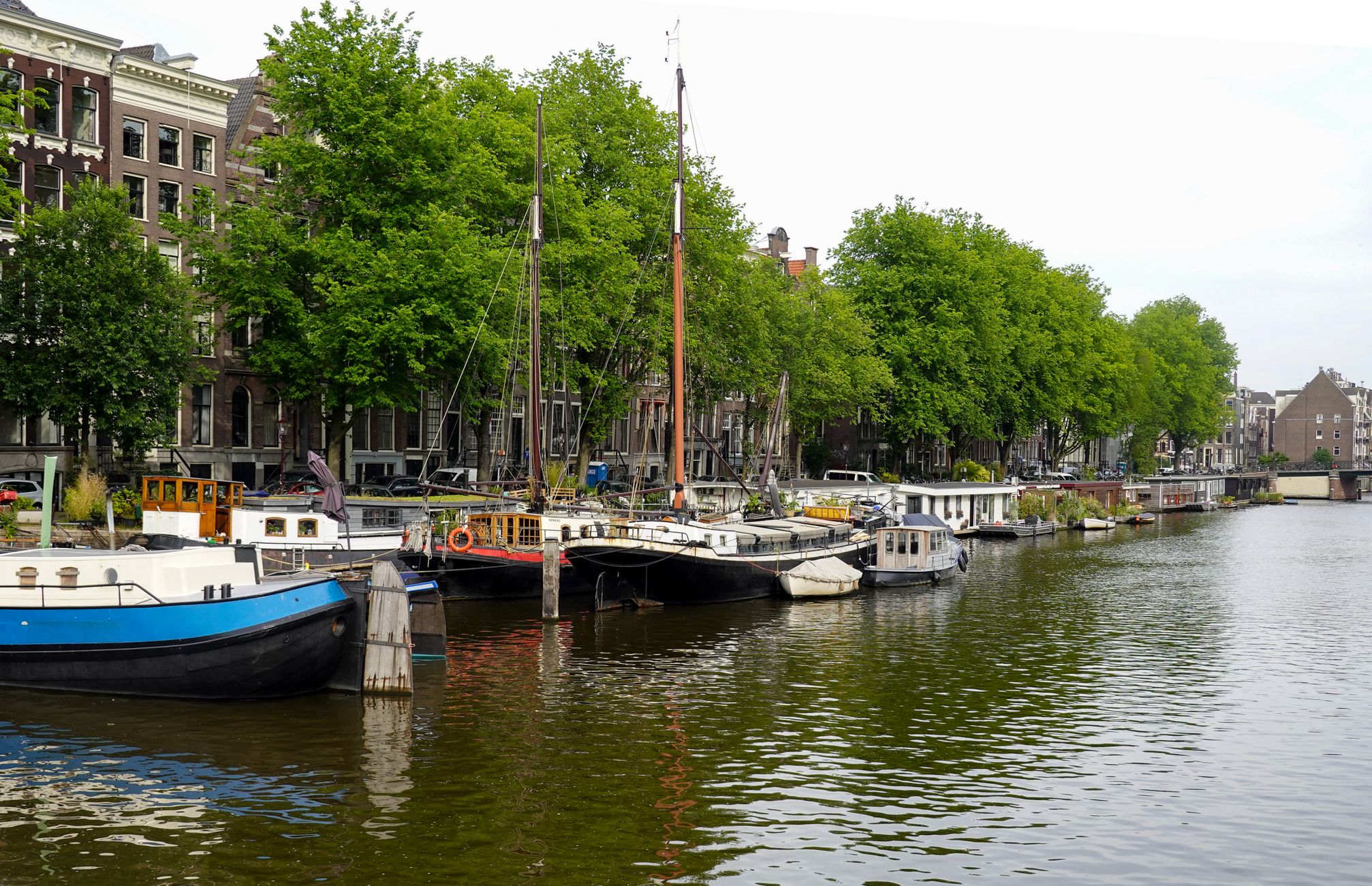 Zeiljacht met twee opvarenden ligt al twee dagen vast bij Driebondsbrug Groningen