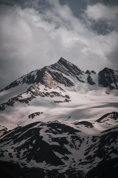 Бесплатное стоковое фото с Аэрофотосъемка, вертикальный выстрел, заснеженные горы