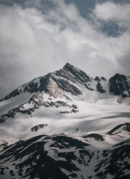 Бесплатное стоковое фото с Аэрофотосъемка, вертикальный выстрел, заснеженные горы