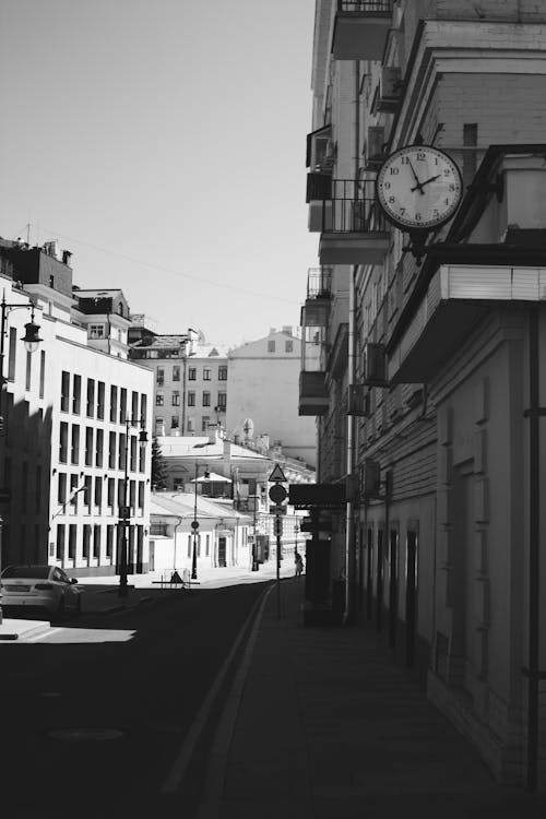 Free Black and White Shot of City Street Stock Photo