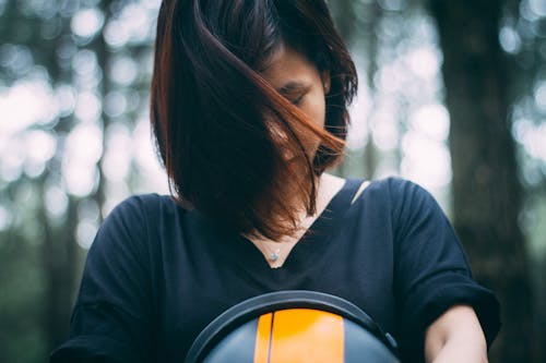 Wanita Dengan Kaos Leher V Hitam Fotografi Fokus Dangkal