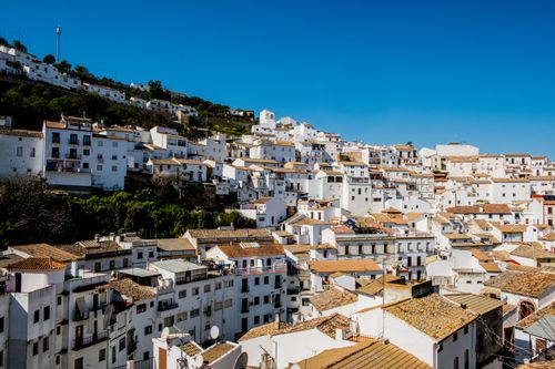 Free A picturesque townscape featuring whitewashed architecture and scenic landscape under a clear blue sky. Stock Photo