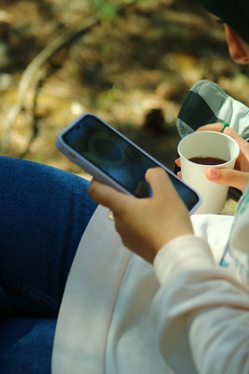 Základová fotografie zdarma na téma chytrý telefon, držení, káva