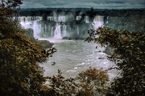 Foto profissional grátis de Argentina, árvores, barcos