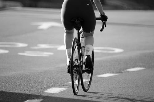 그레이스케일, 도로 자전거, 블랙 앤 화이트의 무료 스톡 사진