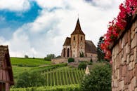 风景如画的教堂位于法国大东区里博维莱，周围环绕着郁郁葱葱的葡萄园