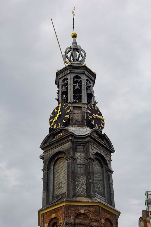 Základová fotografie zdarma na téma Amsterdam, hodinová věž, nízký úhel záběru