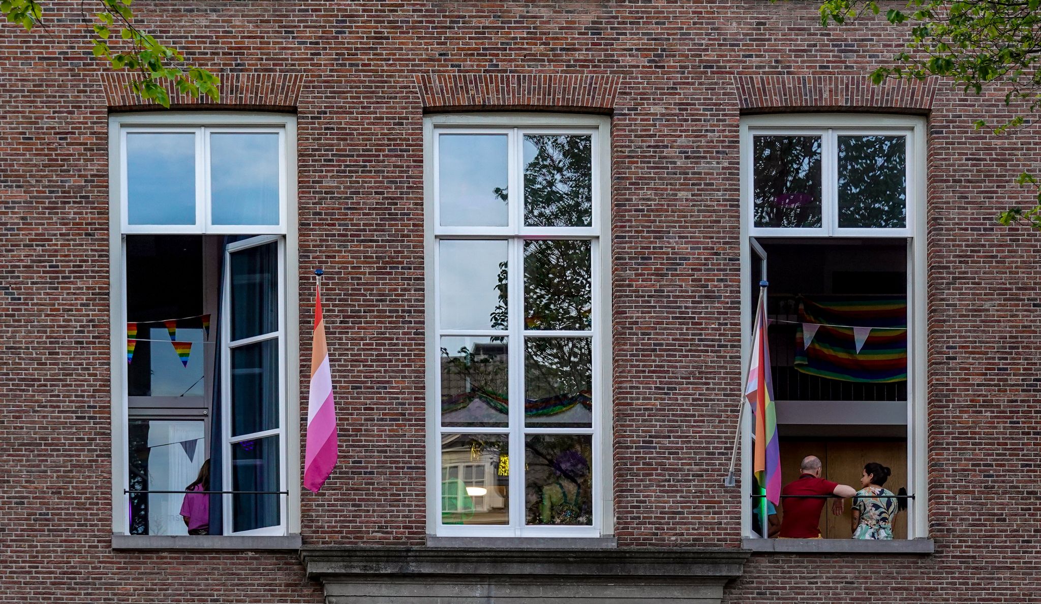 Incident met vallend blok en vernieling regenboogvlaggen in Amsterdam