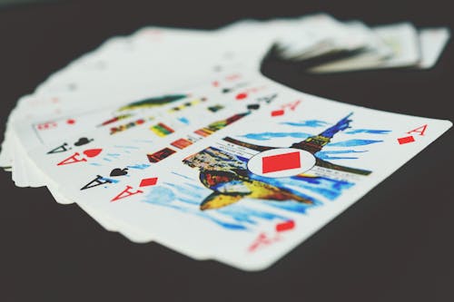 Cartas De Jogar Na Superfície Preta