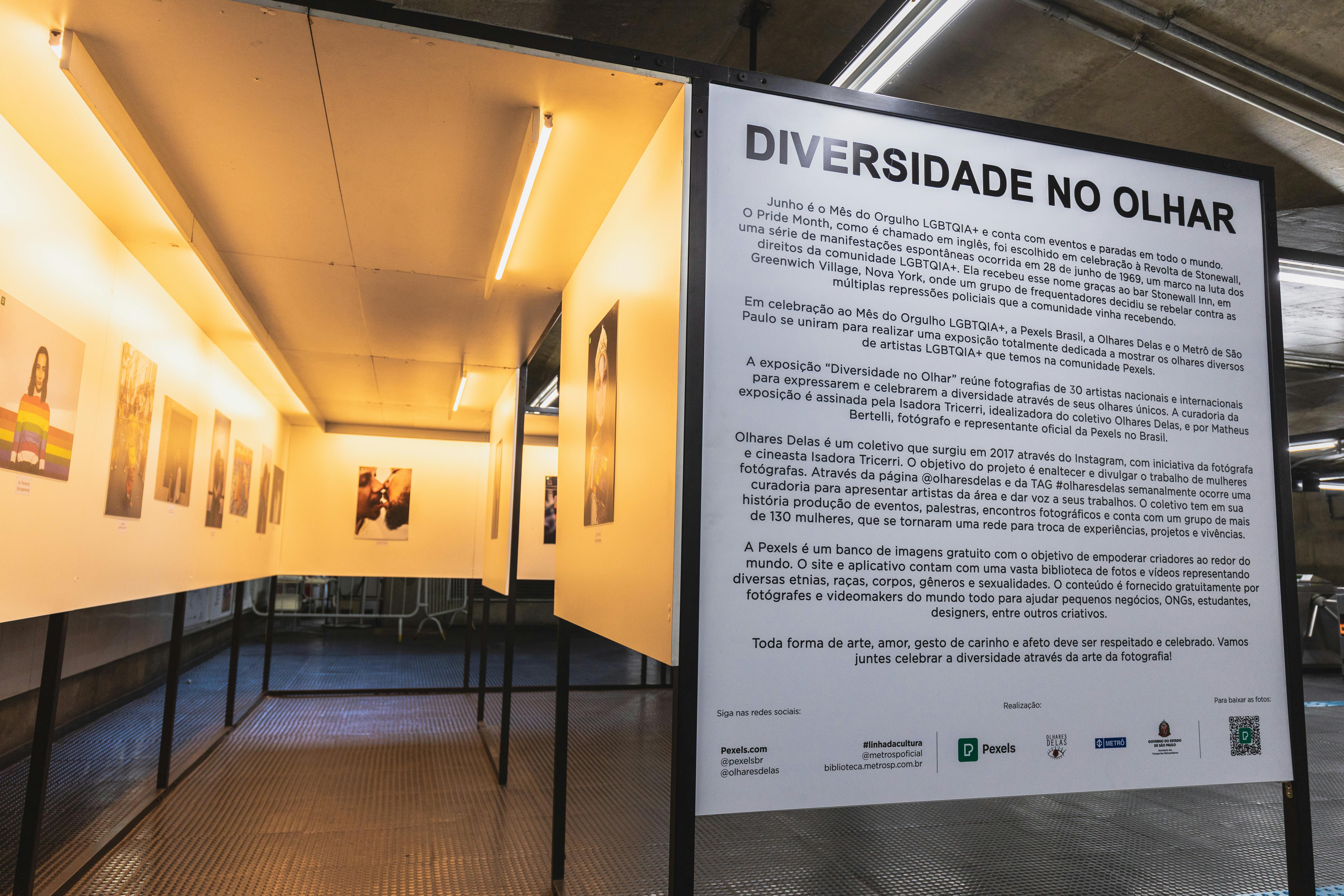 Exposição de fotos mostrando diversidade LGBTQ+ em um museu, simbolizando inclusão.