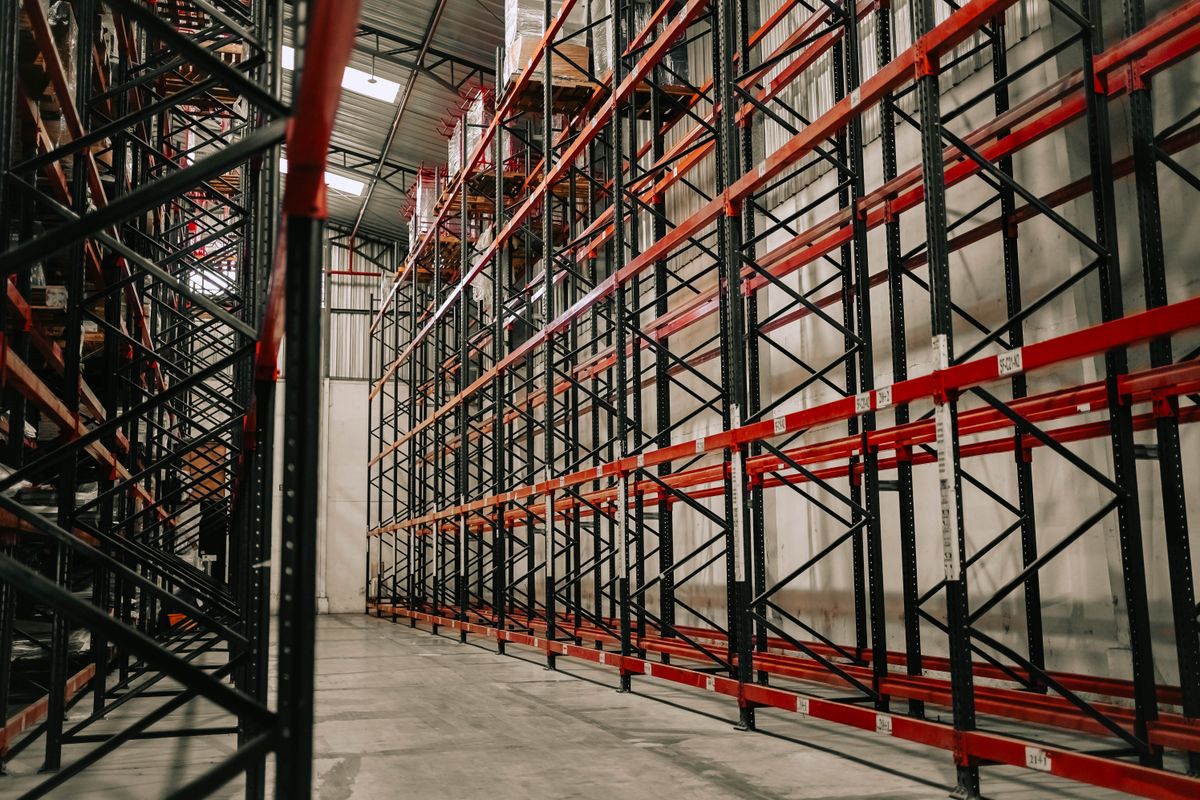 Almacén industrial con estanterías