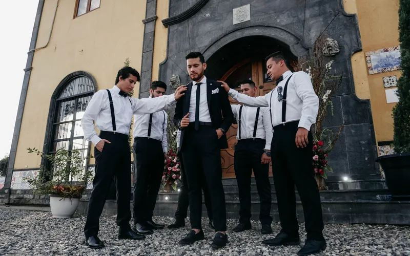 trajes de padrino tonos claros primavera verano