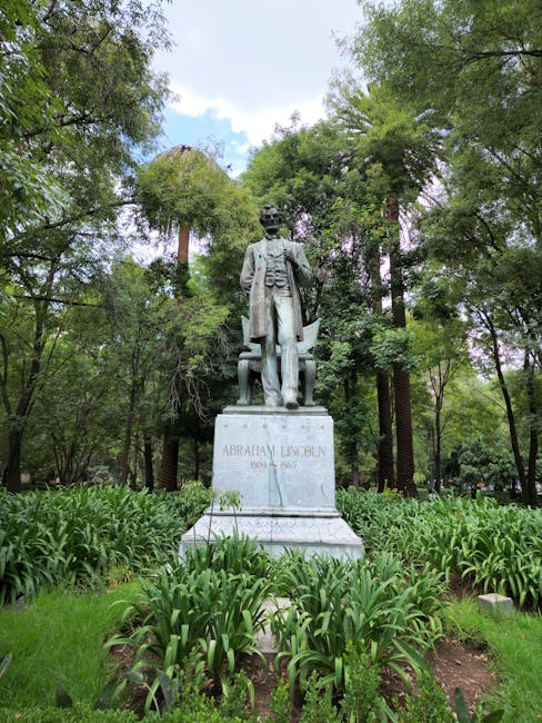 Abraham Lincoln statue surrounded by lush greenery in Mexico City park.