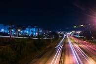 城市高速公路的夜景充满活力，光径与照明建筑交相辉映