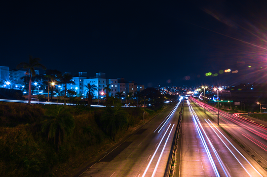 城市高速公路的夜景充满活力，光径与照明建筑交相辉映