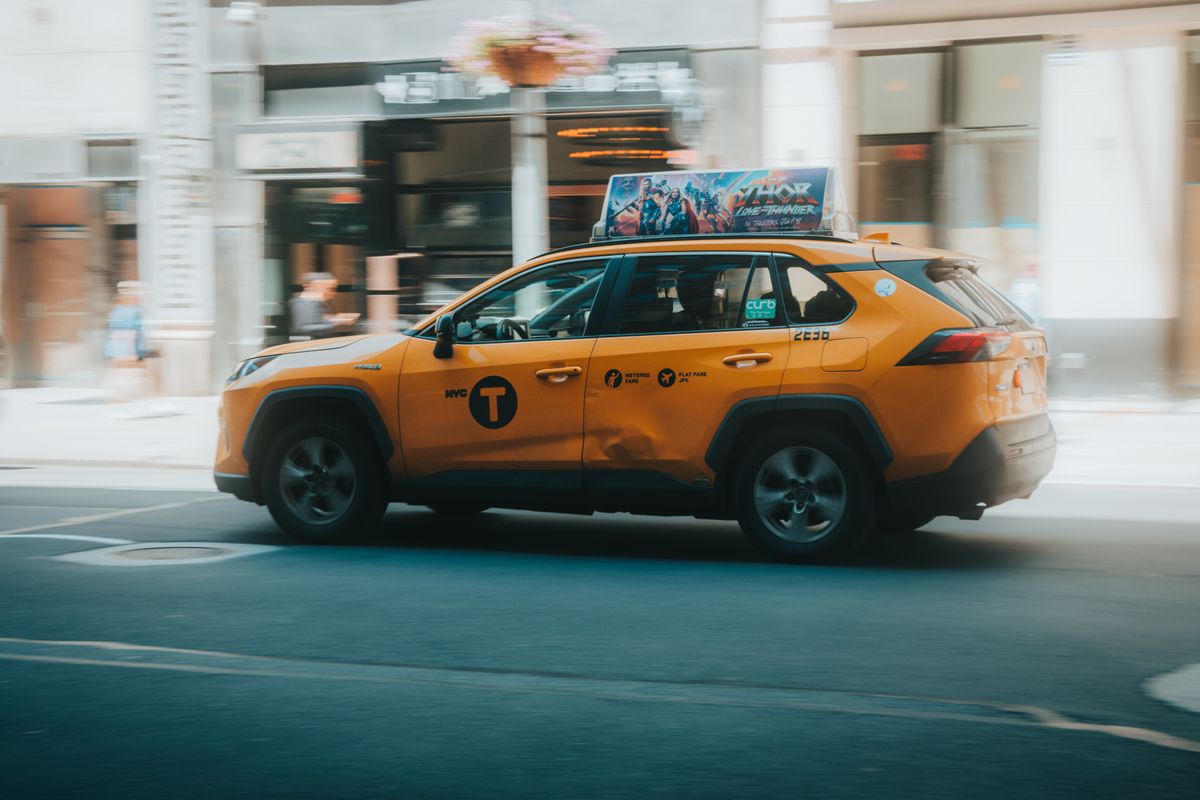 IA transforme transports New-York : plus silencieux et sûrs