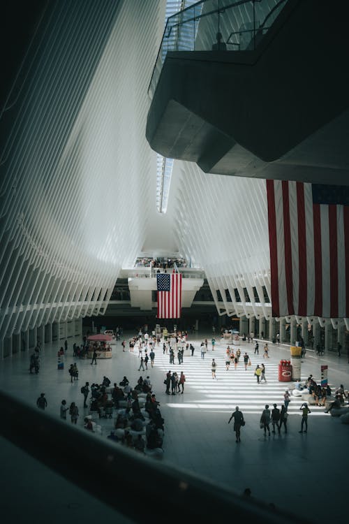 Kostenloses Stock Foto zu flagge der usa, menschen, moderne architektur