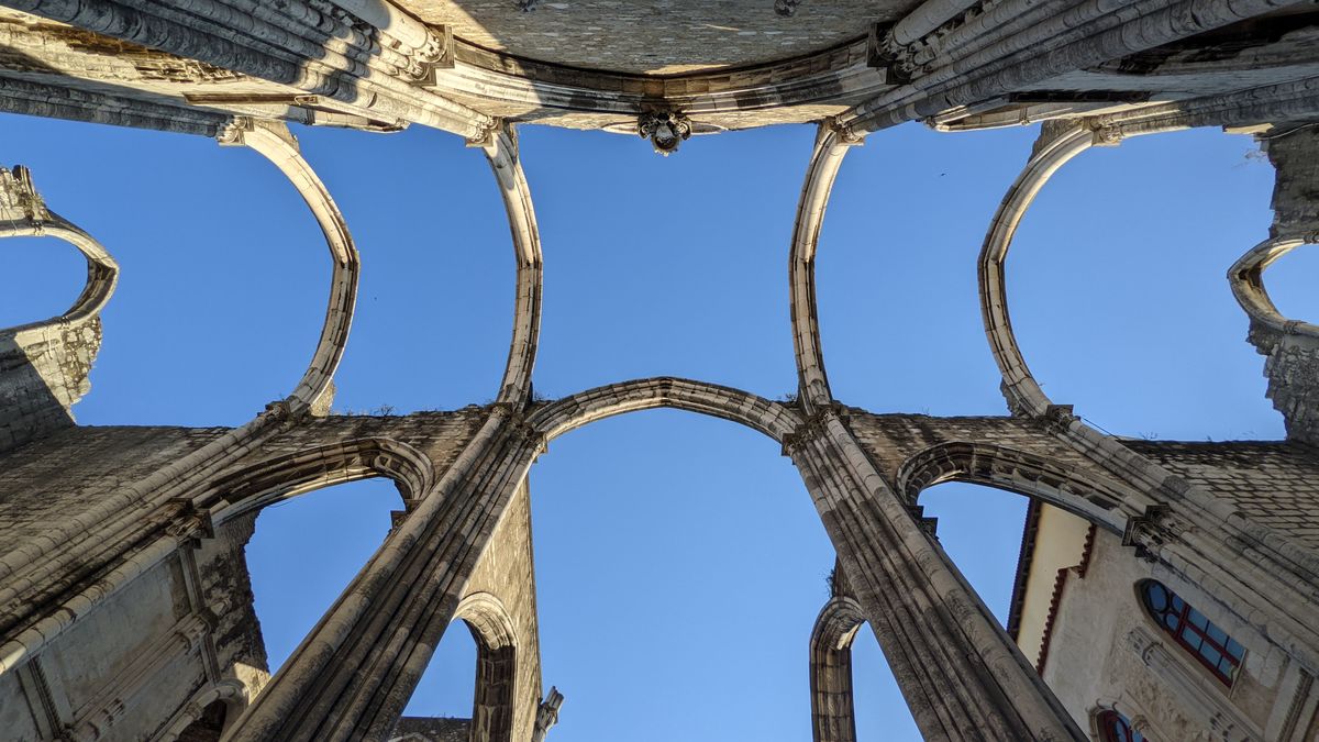 Arcadele fara acoperis ale Convento do Carmo din Chiado
