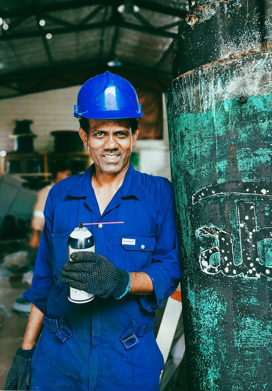 Profissional em ambiente de armazém industrial
