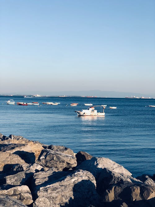 Foto d'estoc gratuïta de aigua, barques, cel blau