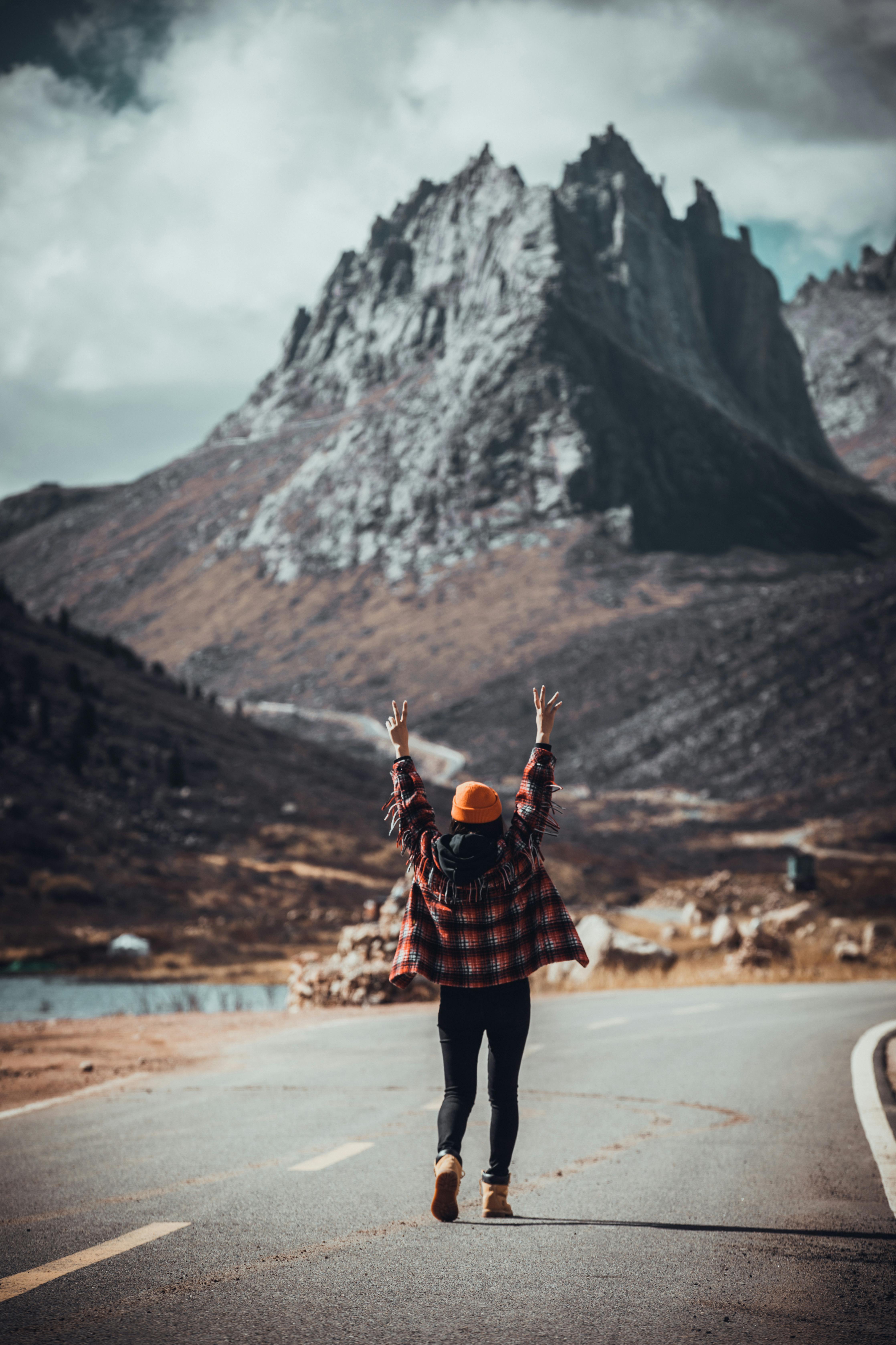 Mountain Sunset Photoshoot Ideas | Photography poses women, Teen photography  poses, Fashion photography poses