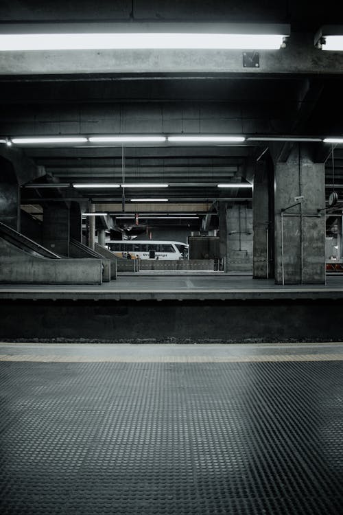Kostnadsfria Kostnadsfri bild av kollektivtrafik, svartvitt, tunnelbaneplattform Stock foto