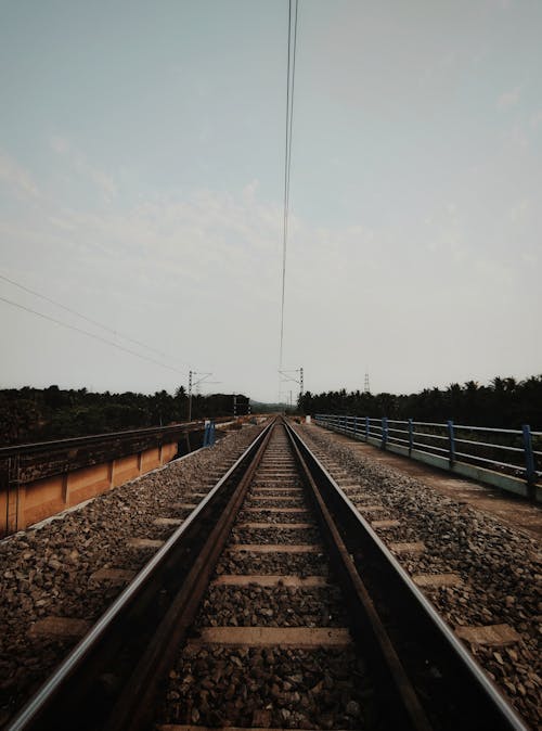 Ilmainen kuvapankkikuva tunnisteilla junanrata, pystysuuntainen laukaus, rautatie Kuvapankkikuva