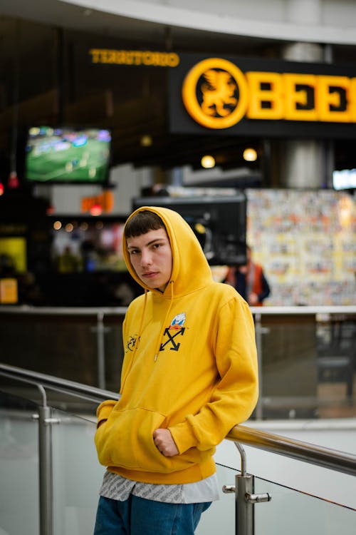 คลังภาพถ่ายฟรี ของ hoodie สีเหลือง, การถ่ายภาพแฟชั่น, ผู้ชาย