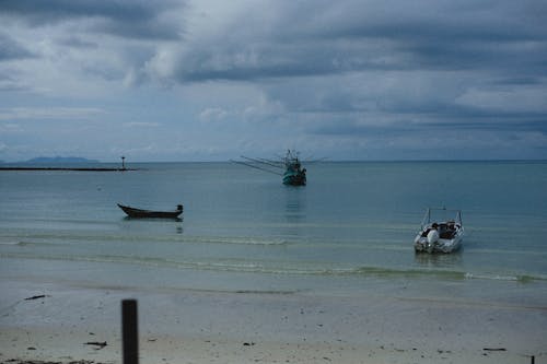 Безкоштовне стокове фото на тему «берег, море, моторні човни»