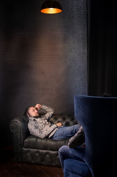 Kostenloses Stock Foto zu couch, hinlegen, kaukasischer mann
