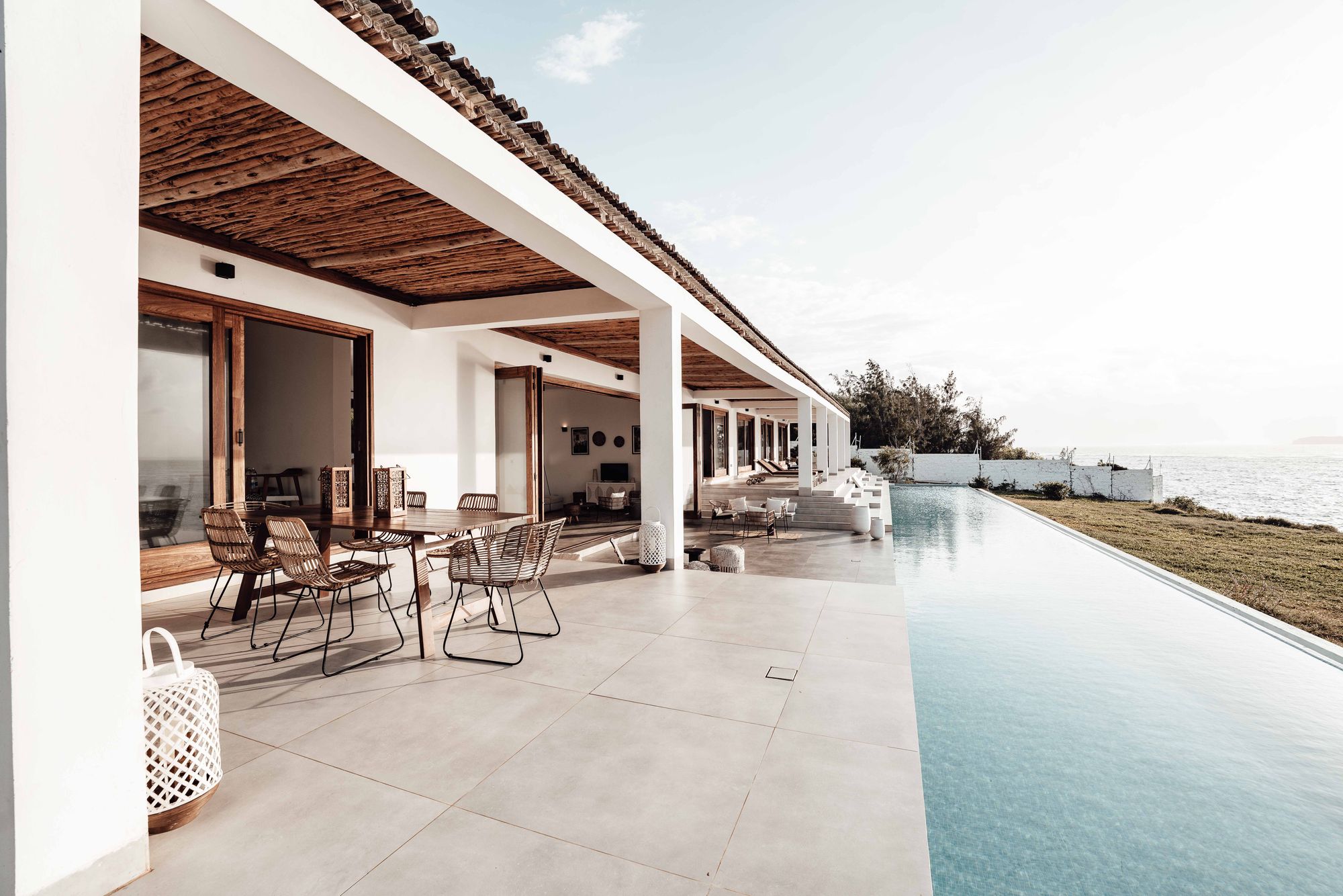 Coastal villa and pool overlooking the sea