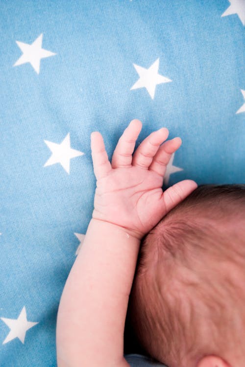 無料 赤ちゃんの右手のクローズアップ写真 写真素材