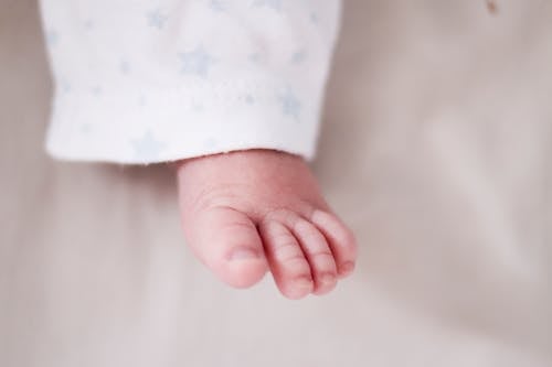 無料 赤ちゃんの左足のクローズアップ写真 写真素材