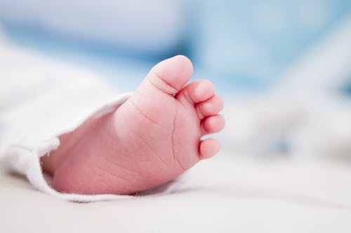 無料 赤ちゃんの左足のクローズアップ写真 写真素材