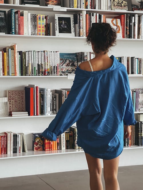 Foto d'estoc gratuïta de botiga de llibres, d'esquena, de màniga llarga blava