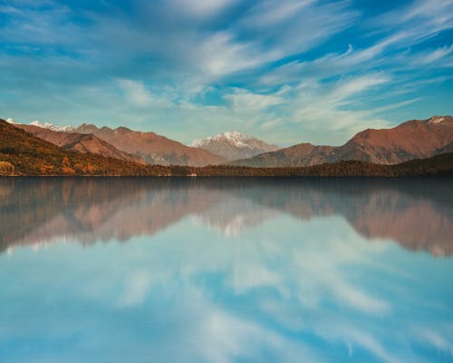 Kostenloses Stock Foto zu berge, blauer himmel, gewässer