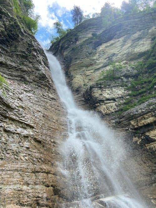 Бесплатное стоковое фото с вертикальный выстрел, водопад, италия