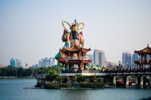 台湾新宜镇海滨的彩色寺庙和雕像，以城市天际线为背景