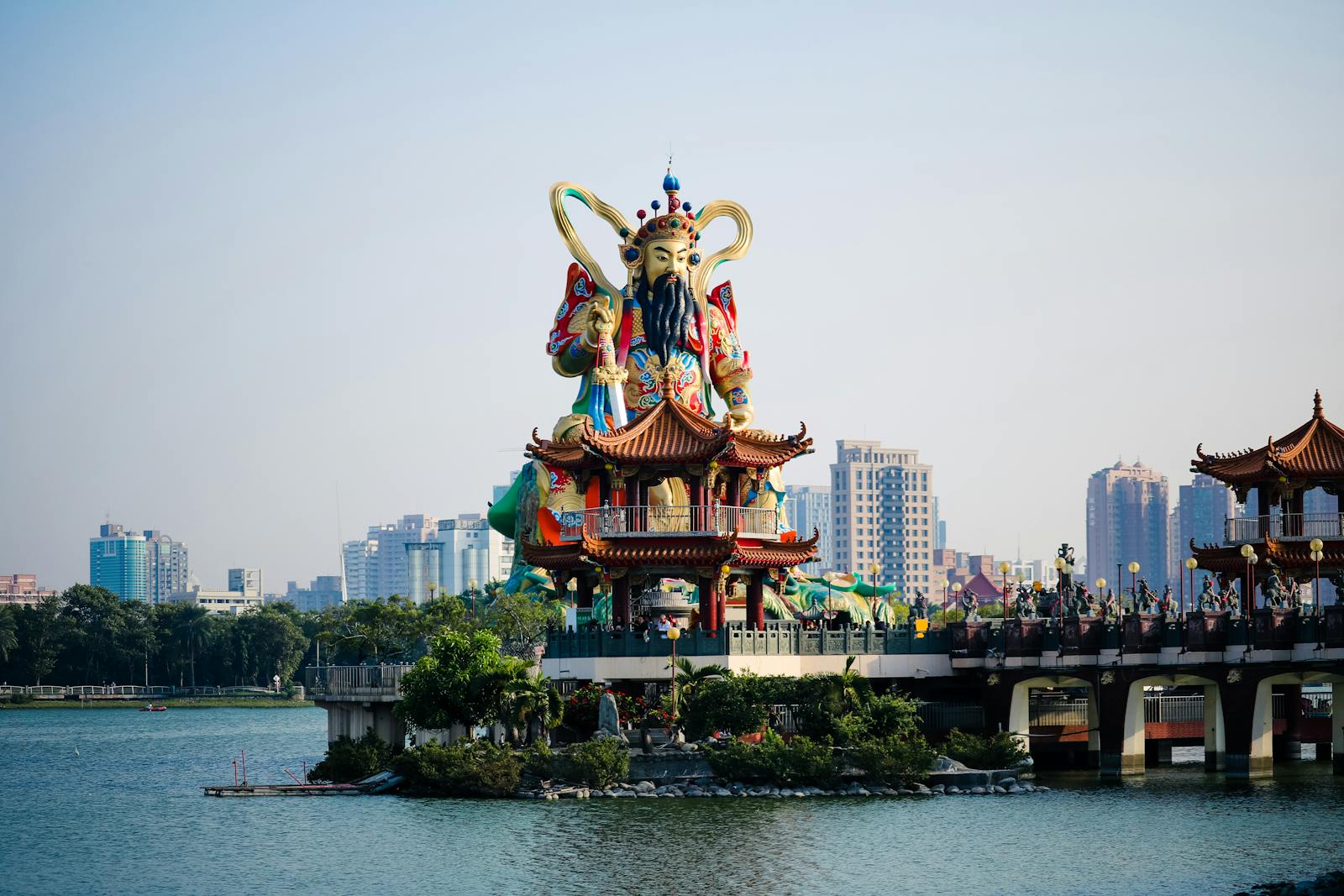 蓝色,黄色和绿色点燃的宝塔塔 · 免费素材图片